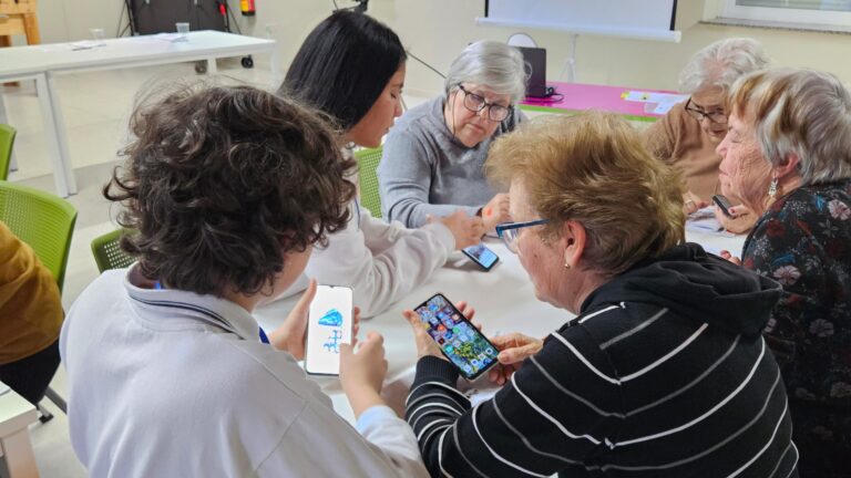 Jóvenes Solidarios de Galapagar Enseñan a 15 Mayores a Utilizar el Móvil