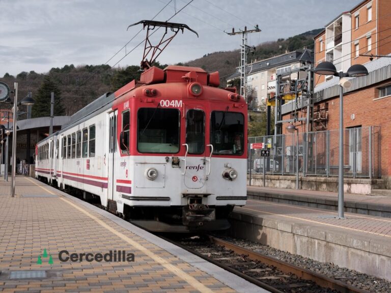 Tren de vía estrecha Renfe serie 442, estacionado en la estación de Cercedilla, línea C-9, hasta Navacerrada y Cercedilla. Madrid, 2 de enero de 2024 España — Foto de ogfoto@yahoo.es