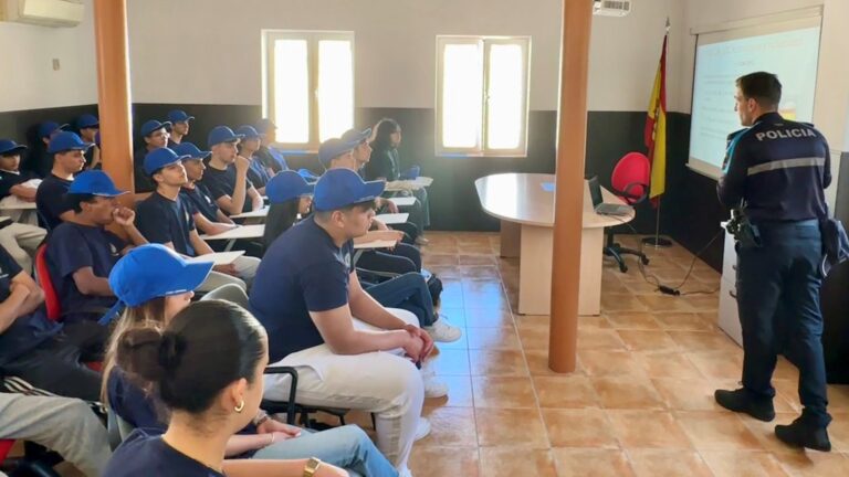 25 Jóvenes Inician Formación en la Singular ‘Academia de Policía Galapagueña’ Esta Semana