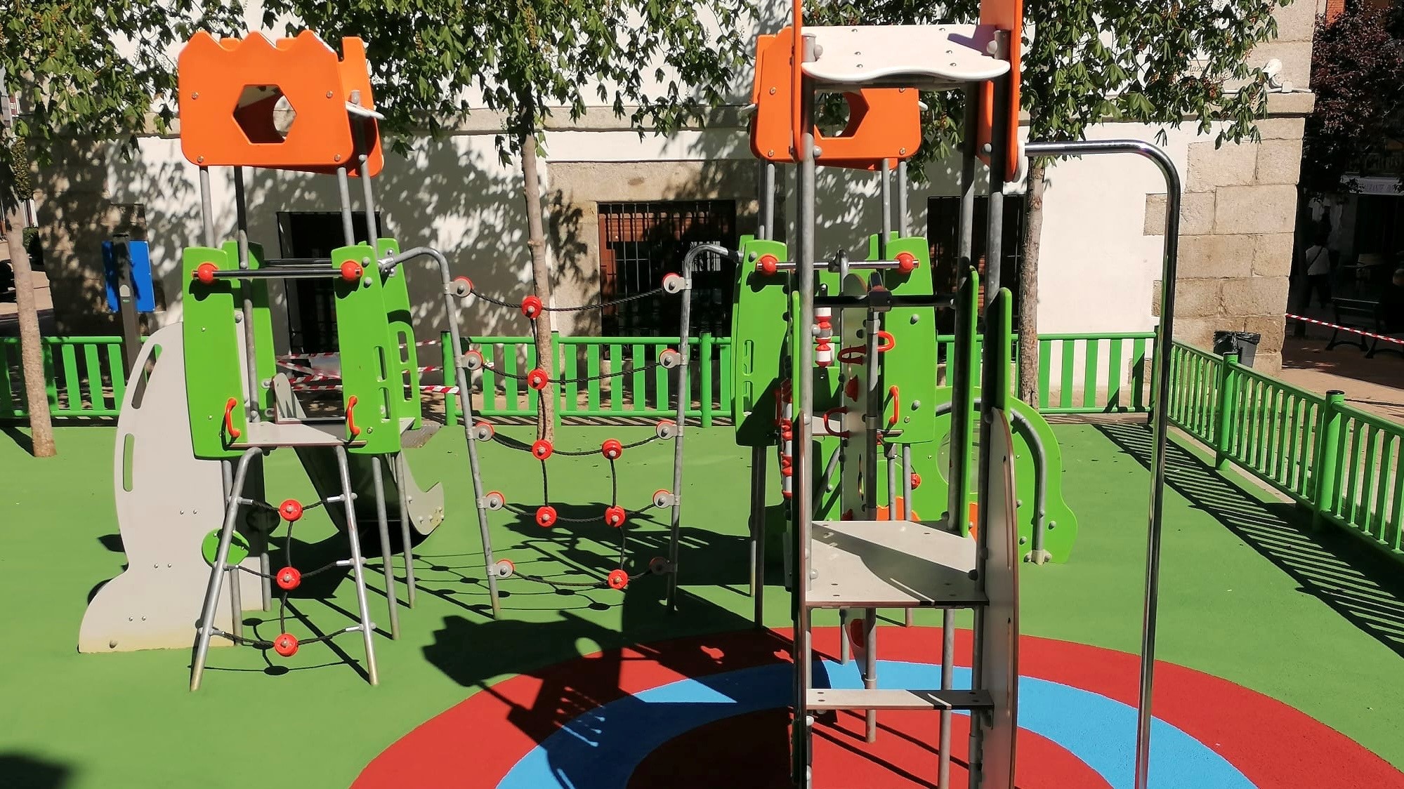 Galapagar Lanza Campaña de Limpieza Masiva en Parques Infantiles para Garantizar un Entorno Seguro para los Niños