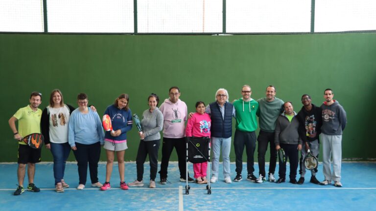 Galapagar promueve la inclusión con nuevas clases de pádel destinadas a APASCOVI