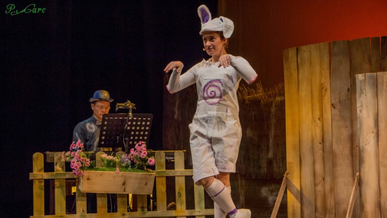 «El pequeño conejo blanco», un espectáculo musical infantil gratuito, llega al teatro de Galapagar
