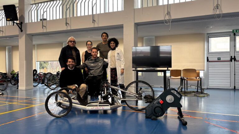 Galapagar Entrega un Rodillo Inteligente de Ciclismo al Hospital de Parapléjicos de Toledo Gracias a Fondos de Torneo Solidario de Pádel