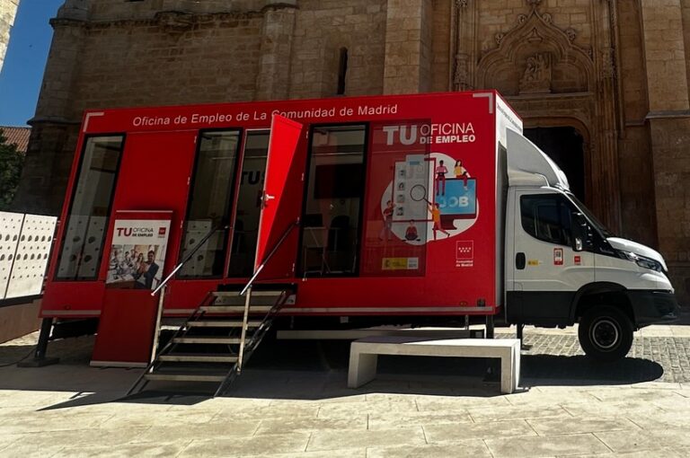 La Oficina de Empleo Móvil desembarca en Alpedrete para ofrecer sus servicios a la población juvenil