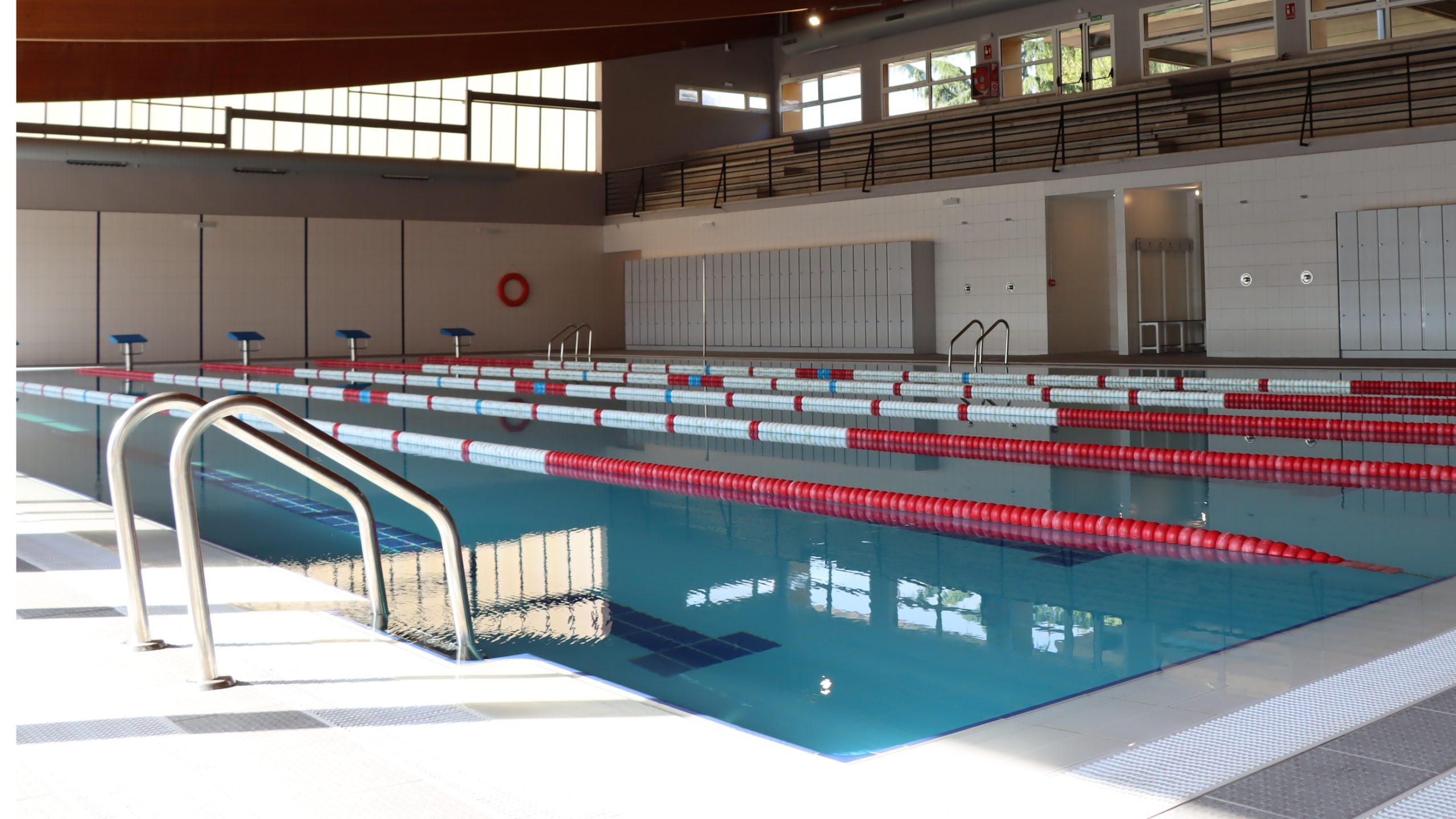 La piscina cubierta se convierte en referente deportivo con más de 45.000 accesos en su primera temporada