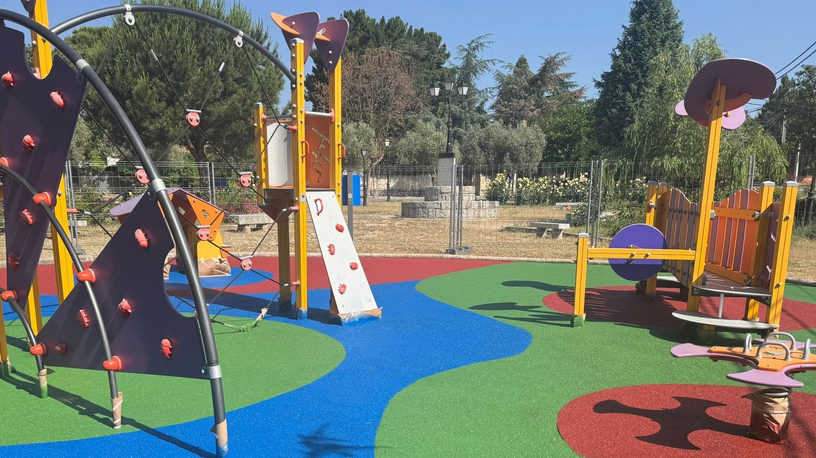Renuevan suelos de cinco parques infantiles de Galapagar para mayor seguridad y diversión de los pequeños visitantes