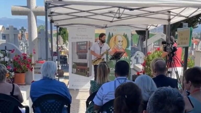 Versos y flores adornan la tumba de Jacinto Benavente en el aniversario de su fallecimiento