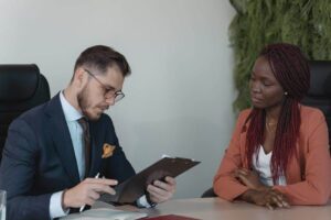 4 de cada 10 españoles se plantean hacer las maletas en busca de mejores oportunidades laborales