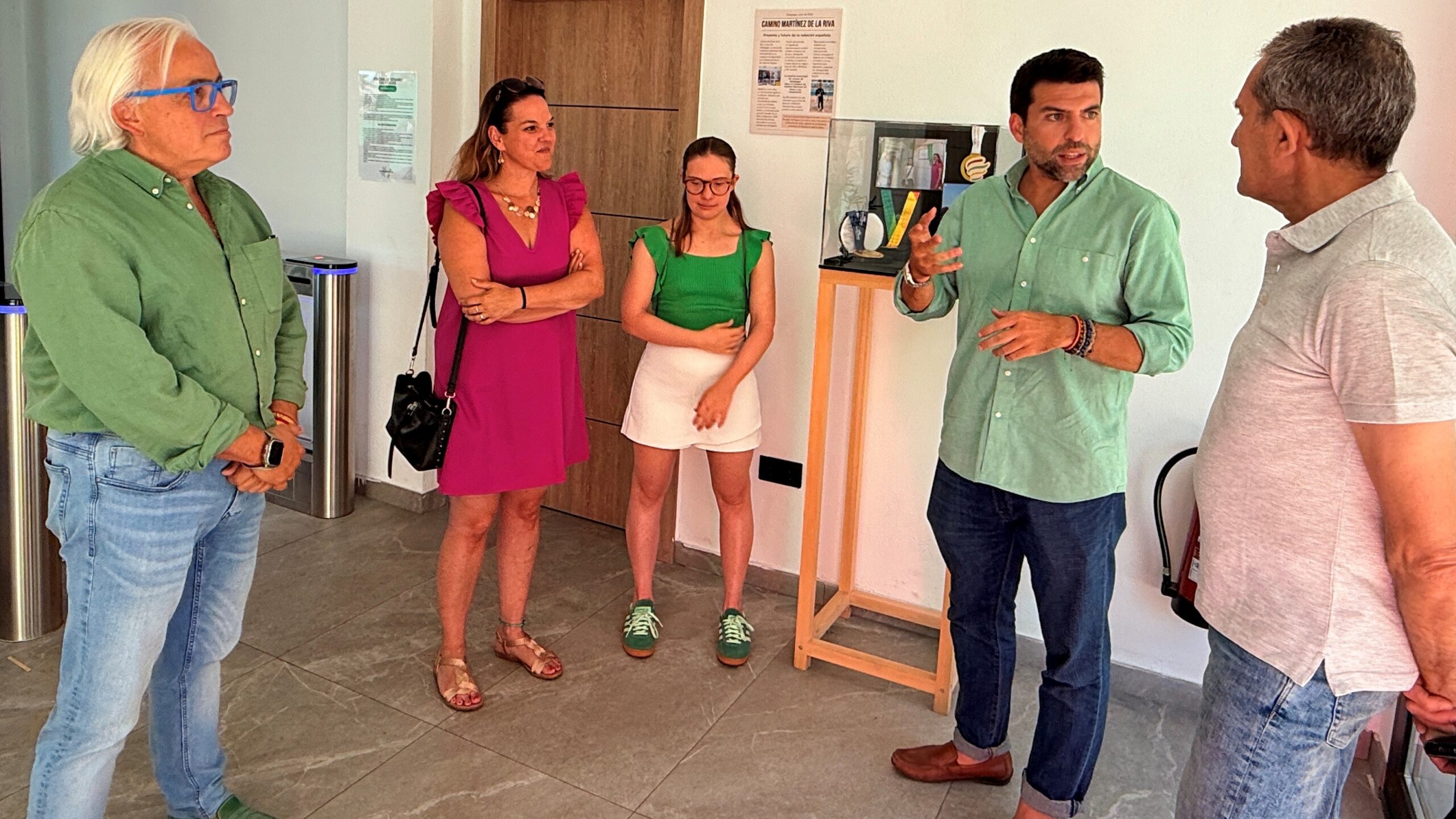 El rincón de honor en la piscina de verano ya lleva el nombre de la nadadora Camino Martínez