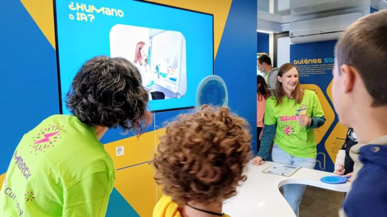 Más de 1.700 estudiantes descubren la inteligencia artificial en el Curiosity Cube de Merck