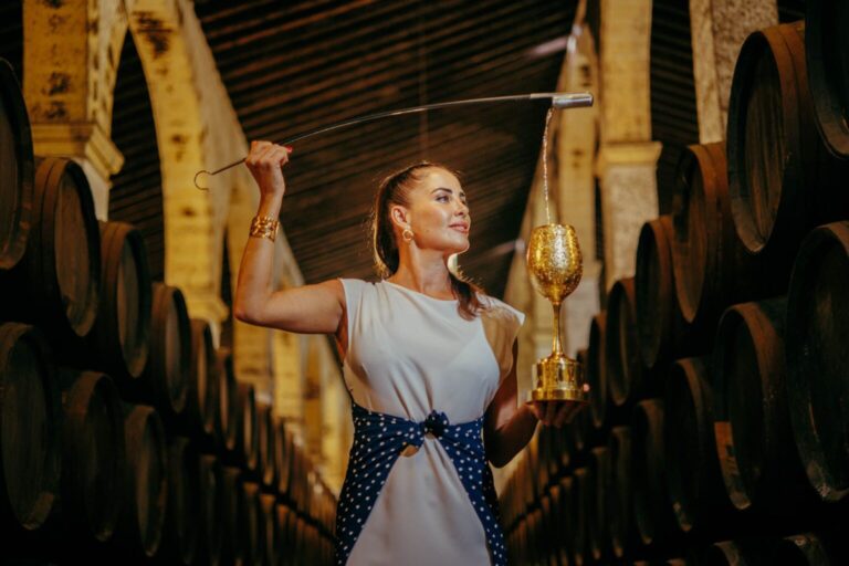 Ruth Amaya recibe el premio Wine Events en los Vinoinfluencers World Awards 2025