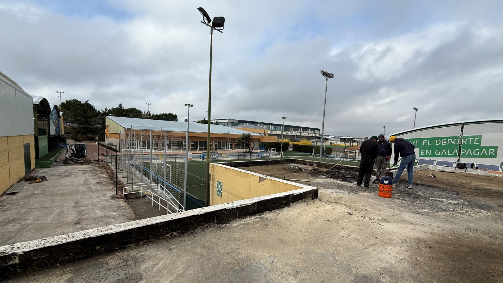Inician obras para solucionar el histórico problema de goteras en el polideportivo de Galapagar
