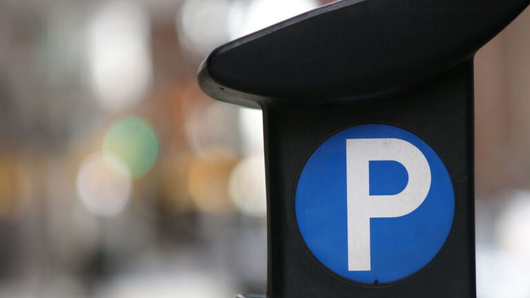 Los comerciantes de Galapagar ya pueden conseguir su ticket de estacionamiento por franjas horarias en la zona regulada