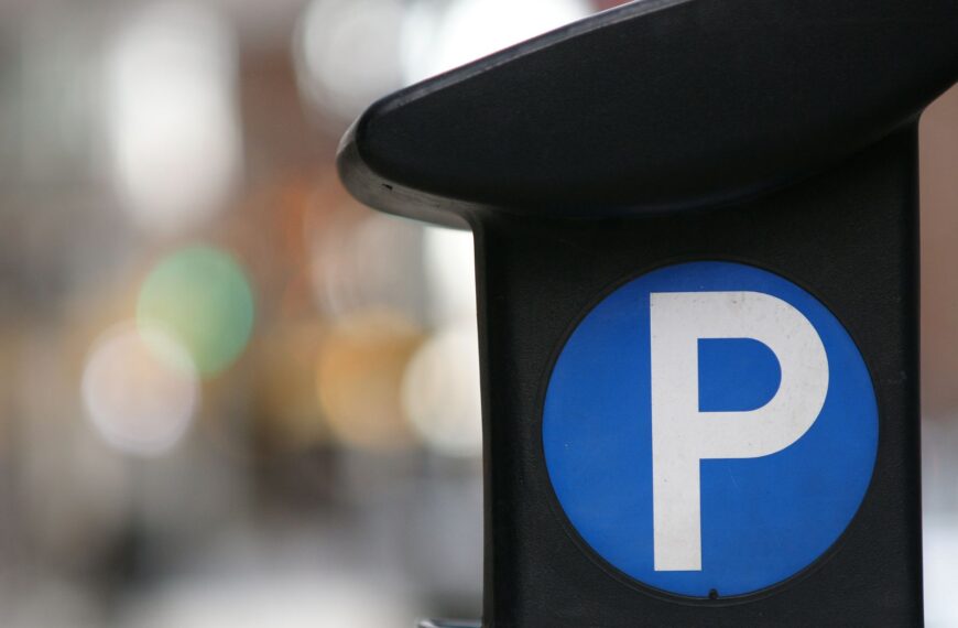 Los comerciantes de Galapagar ya pueden conseguir su ticket de estacionamiento por franjas horarias en la zona regulada